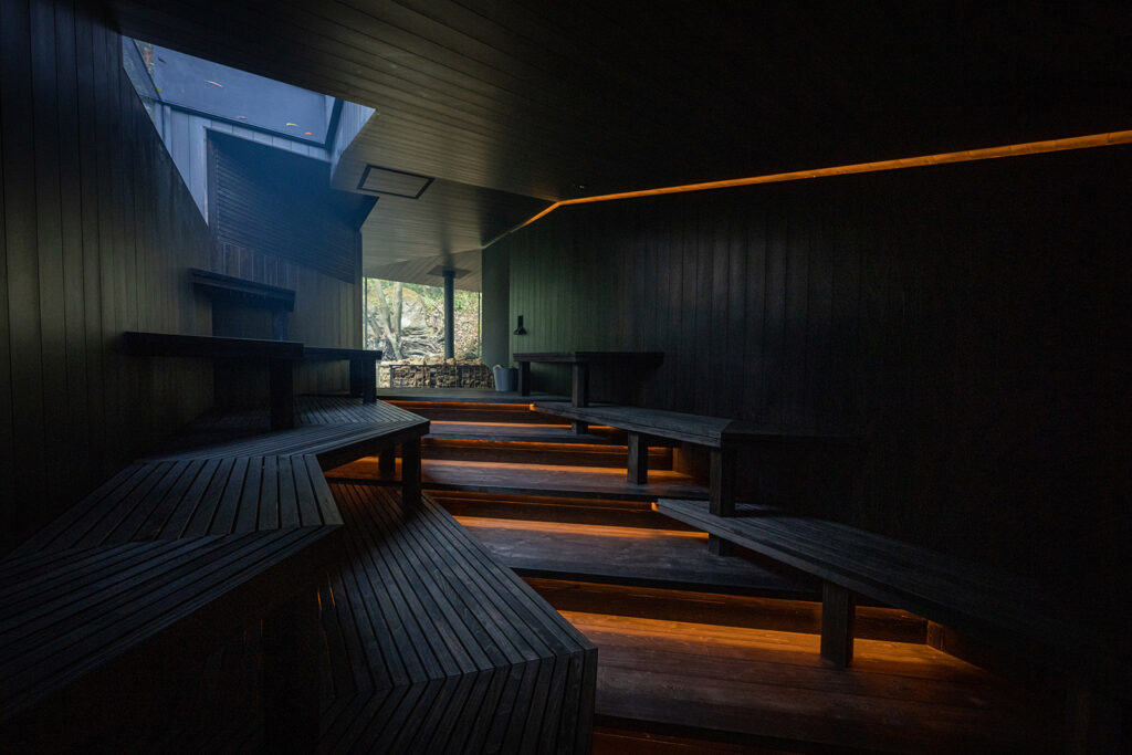 御船山楽園ホテル「らかんの湯」のメディテーションサウナ。暗闇と光が織りなす幻想的なデザインと、薪サウナの柔らかな熱気。